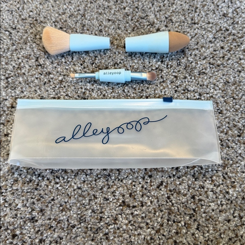 Alleyoop 4 in 1 Travel Makeup Brush, EUC - Picture 2 of 2